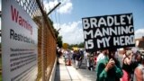 Форт-Мід. Протестувальники вимагають звільнити Меннінга. &quot;Бредлі Меннінг - мій герой&quot;, - говорить плакат.