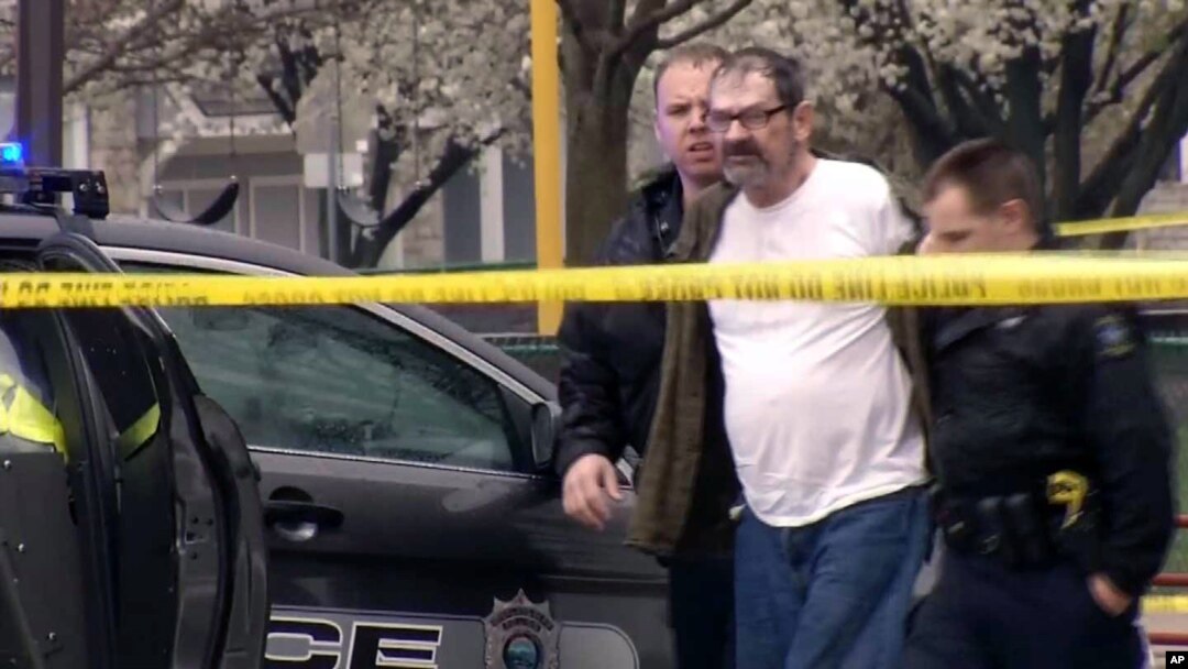 Frazier Glenn Cross yang berusia 73 tahun, saat ditangkap polisi di Overland Park, Kansas, AS (13/4). 