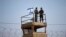 Soldados israelíes realizan guardia desde una torre de observación a lo largo de la frontera entre Israel y la Franja de Gaza el 15 de mayo, de 2018.