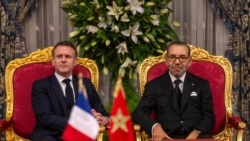 Presiden Prancis Emmanuel Macron dan Raja Maroko Mohammed VI menghadiri penandatanganan perjanjian di kediaman tamu kerajaan Raja Maroko di pinggiran Rabat, 28 Oktober 2024 (foto: ilustrasi). 