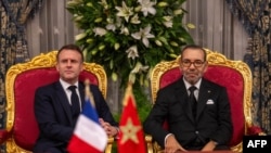 Presiden Prancis Emmanuel Macron dan Raja Maroko Mohammed VI menghadiri penandatanganan perjanjian di kediaman tamu kerajaan Raja Maroko di pinggiran Rabat, 28 Oktober 2024 (foto: ilustrasi). 