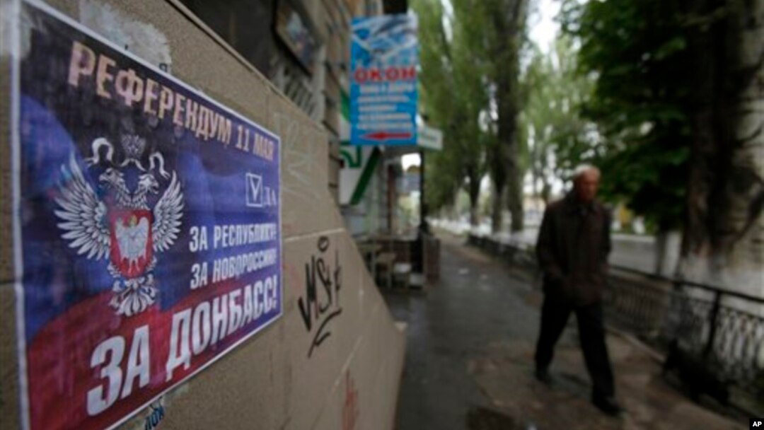 Poster kampanye referendum yang bertuliskan "Referendum 11 Mei, YA untuk Republik Rakyat Donetsk" di Slovyansk, Ukraina Timur (10/5). (AP/Dako Vojinovic)