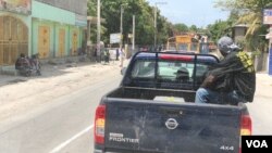 Vehicles are stopped on a highway in Gressiers as armed thugs threaten to target anyone who tries to cross the road. (S. Lemaire/VOA)