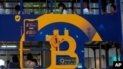 Un anuncio del Bitcoin, una de las monedas digitales por excelencia, es visto en un tranvía en Hong Kong, el 21 de junio de 2021.