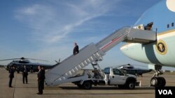 President Donald Trump disembarking from Air Force One at Joint Base Andrews, Maryland, April 9, 2017. (Photo: S. Herman / VOA)