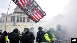 En esta imagen del 6 de enero de 2021, agentes de la Policía del Capitolio contienen a insurrectos leales al expresidente Donald Trump en el Capitolio, Washington.