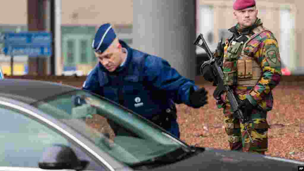 Un policier contrôle une voiture à l&#39;aéroport de Zaventem, Bruxelles, 23 mars 2016.