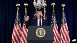 El presidente Donald Trump habla con la prensa desde la sala de conferencias de su club de golf en Nueva Jersey. 15 de agosto de 2020.