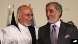 Dua kandidat utama, Presiden Ashraf Ghani (kiri) dan Abdullah Abdullah, bersaing ketat dalam pilpres Afghanistan. 