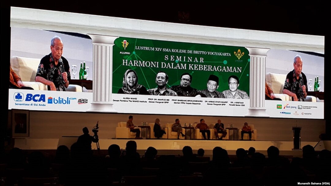 Prof. Syafii Maarif, mantan Ketua Umum PP Muhammadiyah, menjadi salah satu pembicara seminar tentang keberagaman yang diselenggarakan Alumni SMA Kolese De Britto Yogyakarta, sekaligus memperingati Lustrum ke-14, di Yogyakarta, Kamis, 26 Juli 2018 (Foto:Munarsih Sahana/ VOA).