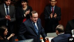 El presidente de Guatemala, Alejandro Giammattei, siendo recibido por el senado mexicano el 2 de febrero de 2010.