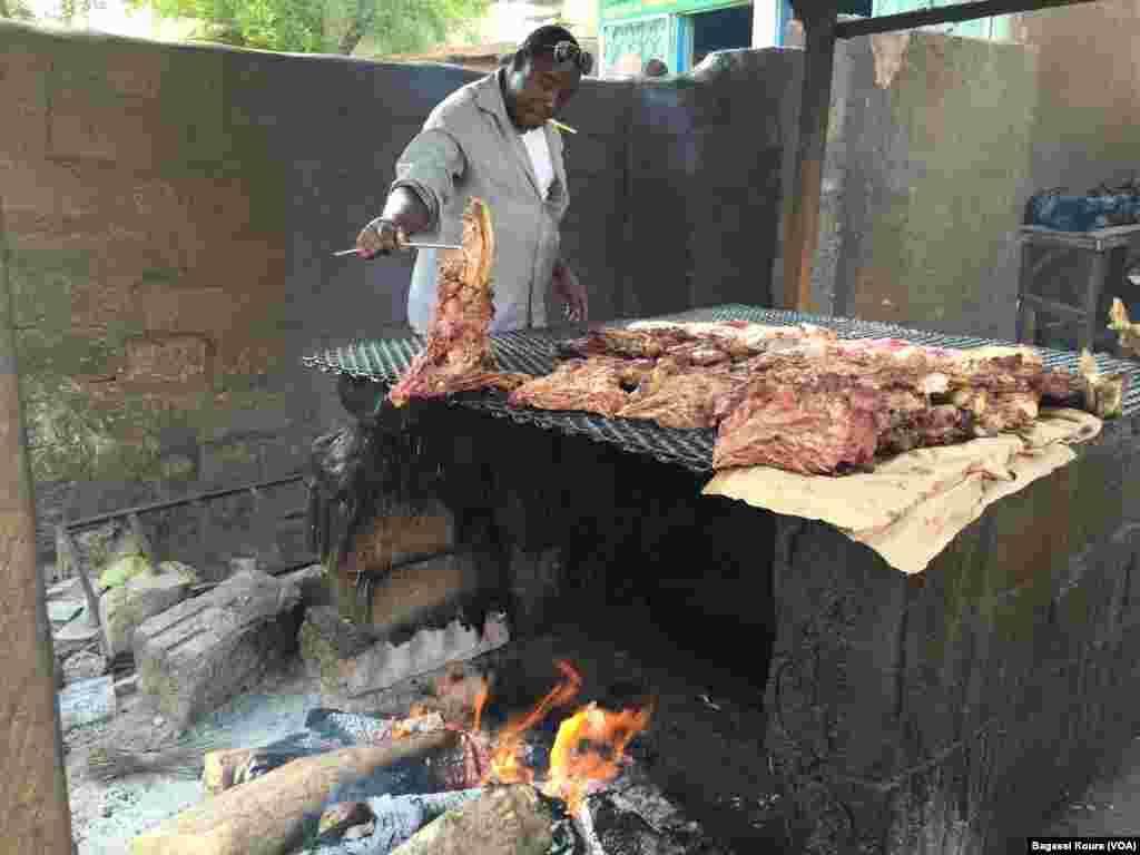 Un vendeur de viande grillée dans les rues de Niamey, 16 mars 2016. (VOA/Bagassi Koura)