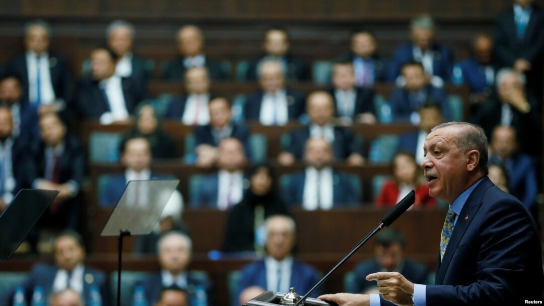 Presiden Turki Tayyip Erdogan berpidato di hadapan anggota parlemen dari Partai AK yang berkuasa (AKP) di Ankara, 23 Oktober 2018. (Kantor Pers Presiden melalui Reuters)