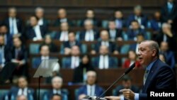 Presiden Turki Tayyip Erdogan berpidato di hadapan anggota parlemen dari Partai AK yang berkuasa (AKP) di Ankara, 23 Oktober 2018. (Kantor Pers Presiden melalui Reuters)