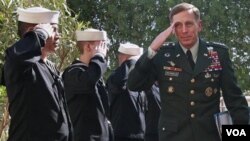 Jenderal David Petraeus (kanan), akan meletakkan jabatan sebagai panglima pasukan NATO di Afghanistan.