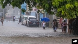 Una calle de Santo Domingo, en la República Dominicana, anegada de agua antes de la llegada de la tormenta tropical Franklin el 22 de agosto de 2023.