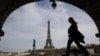 Suasana di sekitar menara Eiffel, di tengah pembatasan wilayah di tengah pandemi COVID-19, 7 April 2020. (Foto: dok), 