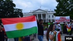 Xwepêşandêrên Kurd li ber Qesra Sipî'yê xwane dibin