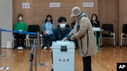 韩国2024年4月10日举行国会议员选举。（美联社）