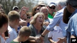 Wapres AS Mike Pence menemui warga AS yang terpaksa mengungsi akibat badai Harvey di Rockport, Texas, Kamis (31/8).