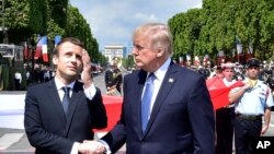 在法国国庆阅兵后，美国总统川普和法国总统马克龙握手（2017年7月14日）