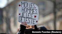 Des manifestants réclament l'égalité des sexes et exigent la fin de la violence contre les femmes lors de la Journée internationale de la femme à Paris, en France, le 8 mars 2021.