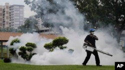 Seorang petugas melakukan penyemprotan pestisida di lokasi ditemukannya kasus virus Zika di Singapura (1/9). (AP/Wong Maye-E)