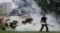 Seorang petugas melakukan penyemprotan pestisida di lokasi ditemukannya kasus virus Zika di Singapura (1/9). (AP/Wong Maye-E)