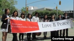 미 버클리 음대에 재학 중인 다양한 국적의 학생들과 탈북자 단체인 미주탈북자선교회가 14일 뉴욕 유엔본부 앞에서 ‘사랑과 평화’ 음악회를 열었다.