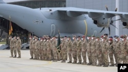 Alman askerleri, 30 Haziran 2021’de Wünstoft Hava Üssü’nde Alman Hava Kuvvetleri’ne ait Airbus A400M tipi askeri nakliye uçağı önünde son kez yoklamaya katıldı. Askerler, Afganistan’ın kuzeyindeki Mezar-ı Şerif’ten dört askeri uçakla Almanya’ya getirilmişti.