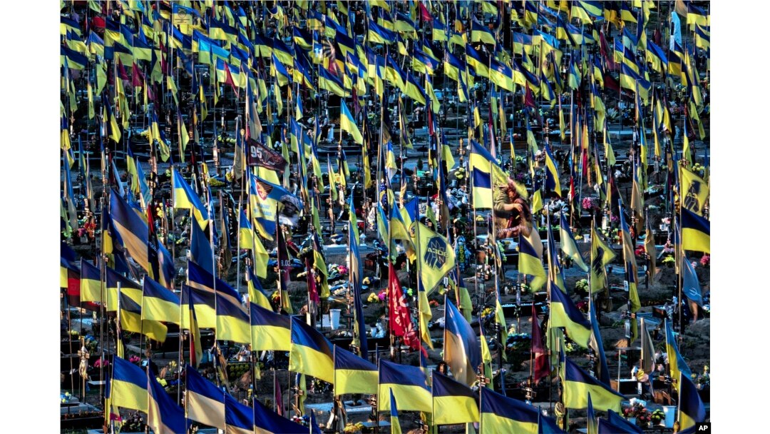 Ukrajinske zastave vijore se nad stotinama grobova ukrajinskih vojnika poginulih u borbama od ruske invazije, u Harkovu, Ukrajina, 6. juna 2024.