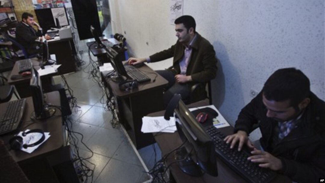Para mahasiswa Iran di sebuah warnet di pusat kota Teheran, Iran. (Foto: Dok)