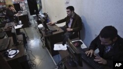 Para mahasiswa Iran di sebuah warnet di pusat kota Teheran, Iran. (Foto: Dok)