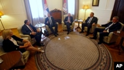 Serbian Prime Minister Aleksandar Vucic, third from from left, speaks during a meeting with Serbian President Tomislav Nikolic, third from right, and other Bosnian Serb leaders in Belgrade, Serbia, Sept. 1, 2016.