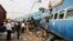 Unas 600 personas viajaban a bordo del tren cuando se produjo el descarrilamiento. Aunque la red ferroviaria de India es muy antigua, las autoridades no descartan un acto de sabotaje de los rebeldes maoístas.