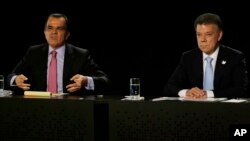 El actual presidente Juan Manuel Santos, derecha, quien vbusca la reelección participó de un debate televisado junto a su principal contrincante, Oscar Iván Zuloaga.