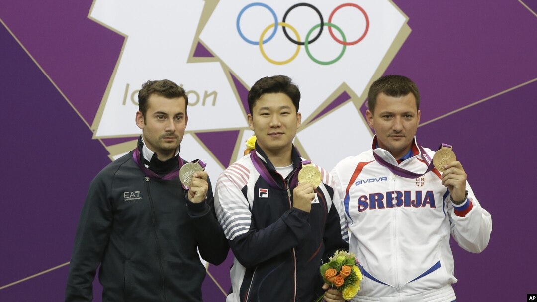 Južnokoreanac Jin Jong-oh (u sredini), Italijan Luka Teskoni (levo) i Andrija Zlatić na pobedničkom postolju u Londonu 