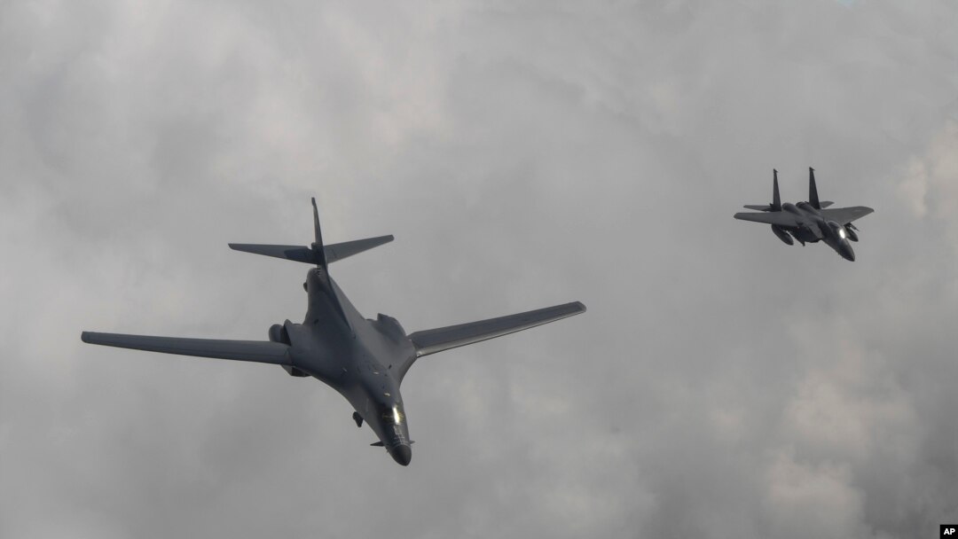Dalam foto yang dirilis Departemen Pertahanan Korea Selatan, sebuah pesawat Angkatan Udara AS B-1B bomber (kiri), terbang dengan pesawat tempur Korea Selatan F-15K di atas semenanjung Korea Selatan, 30 Juli 2017.
