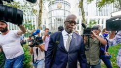 FILE - R. Kelly's attorney Deveraux Cannick is surrounded by reporters as he leaves Brooklyn Federal court during the R&B star's trial, in New York, Aug. 18, 2021.