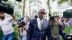 FILE - R. Kelly's attorney Deveraux Cannick is surrounded by reporters as he leaves Brooklyn Federal court during the R&B star's trial, in New York, Aug. 18, 2021.