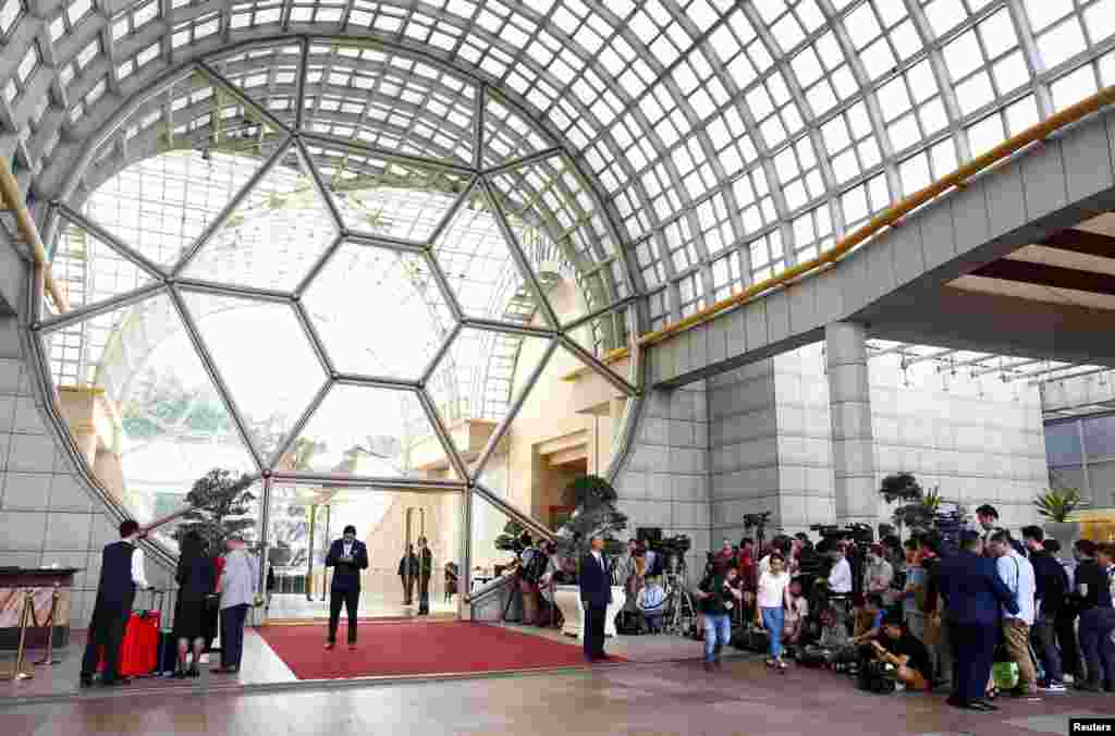 Para wartawan berkumpul di luar Hotel Ritz-Carlton untuk meliput pertemuan puncak antara Korea Utara dan Amerika di Singapura, 11 Juni 2018. (Foto: Reuters)