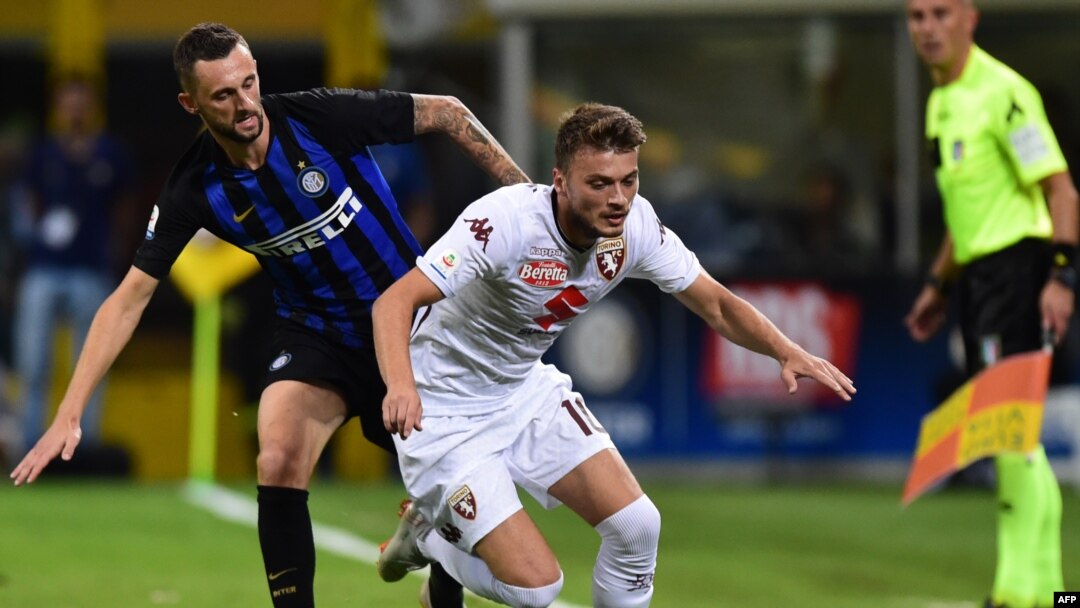 Penyerang Torino asal Serbia, Adem Ljajic (depan) melewati gelandang Inter Milan asal Kroasia, Marcelo Brozovic, dalam laga Liga Serie A Italia antara Inter Milan melawan Torino, 26 Agustus 2018. 