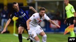 Penyerang Torino asal Serbia, Adem Ljajic (depan) melewati gelandang Inter Milan asal Kroasia, Marcelo Brozovic, dalam laga Liga Serie A Italia antara Inter Milan melawan Torino, 26 Agustus 2018. 