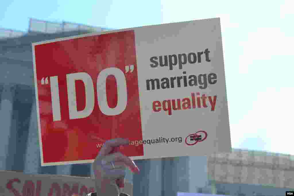 Muchas personas llegaron para defender el derecho al matrimonio para todos por igual.