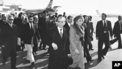 محمدرضا شاه پهلوی و شهبانو فرح در هنگام ترک ایران - دی ماه ۱۳۵۷