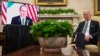 Presiden AS Joe Biden berbincang dengan Perdana Menteri Irlandia Micheál Martin (kiri di layar) dalam pertemuan virtual merayakan hari St. Patrick's Day di Gedung Putih di Washington, 17 Maret 2021. (Foto: Jim Watson/AFP)