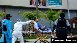 Técnicos de emergencia llevan a un paciente de Covid de una correccional al North Shore Medical Center en Miami, el 14 de julio de 2020.