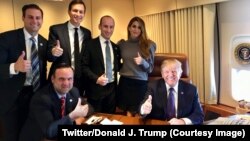 Le président Donald Trump entouré de quelques membres de son staff sur une photo postée sur son compte Twitter le 8 novembre 2017. (Twitter/Donald J. Trump)