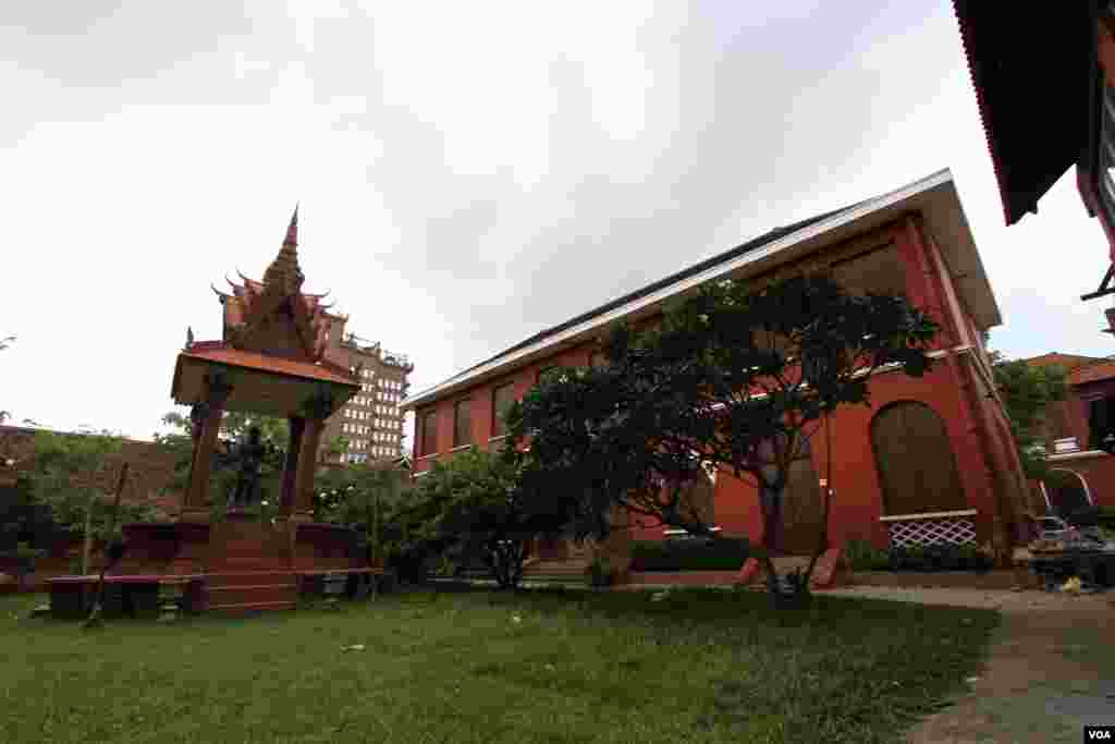 A view inside Royal University of Fine Arts&#39; compound on August 27, 2015. (Pang Chamnan/VOA Khmer)