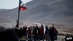 ARCHIVO - Mineros de la mina de cobre Escondida, en huelga, bloquean una carretera en las afueras de Escondida, a unos 145 km al noreste de Antofagasta, Chile, el 8 de marzo de 2017. 